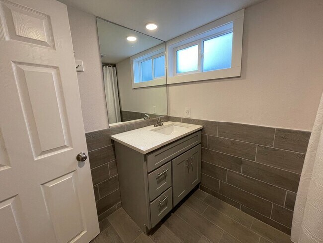 Building Photo - 6 Bedroom/2.5 Bath Home in North Fort Coll...