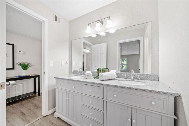 Building Photo - 705 Beaufort Cir