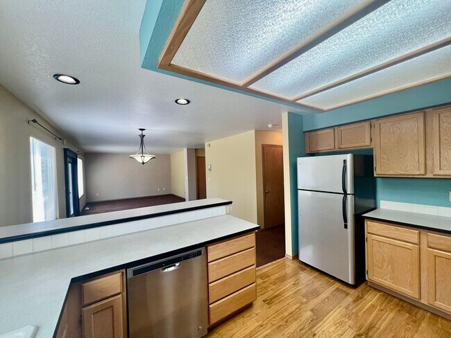 Building Photo - Well Maintained and Spacious 4 Bed