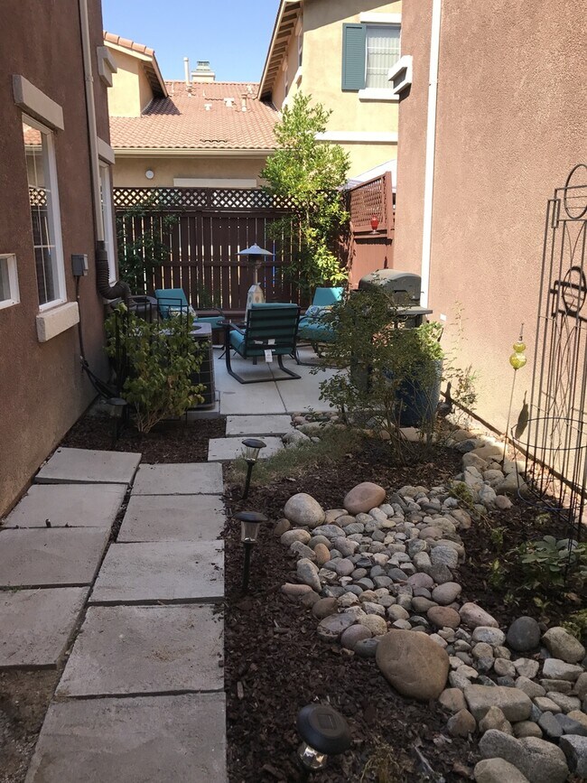Building Photo - Cute, Clean and Cozy 3 Bedroom Condo w/Attached 2 Car Garage in Murrieta