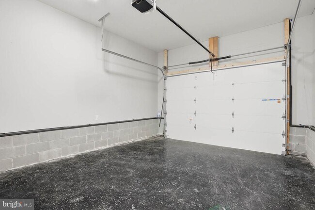 Building Photo - 283 Shorewood Dr