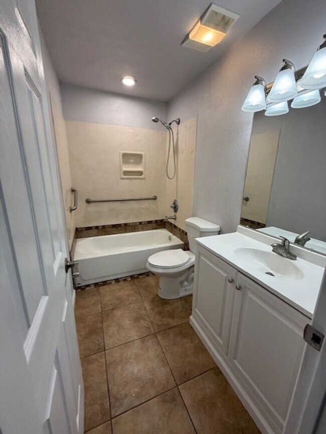 Building Photo - Spacious and newly remodeled 4 Bedroom wit...