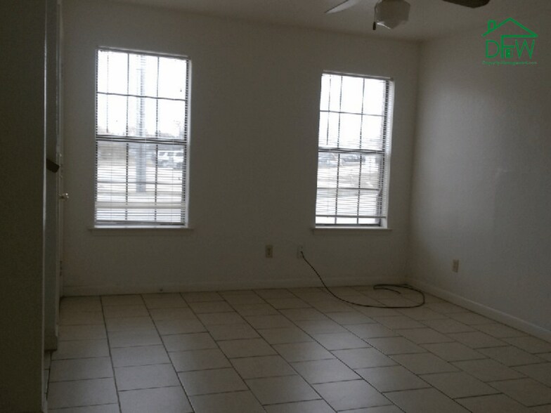 Building Photo - 807 W Walnut St