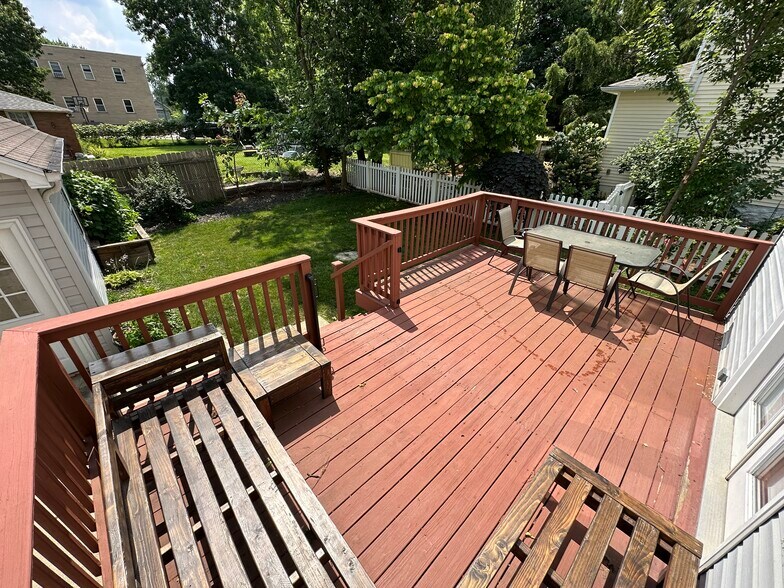 Deck and backyard 1 - 4020 Elsmere Ave