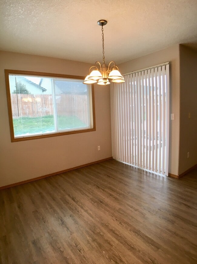 Building Photo - Finic5