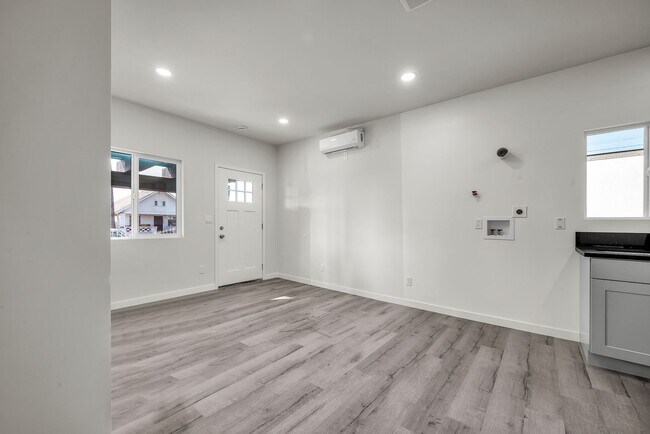 Building Photo - 5842-5840 Denver Ave