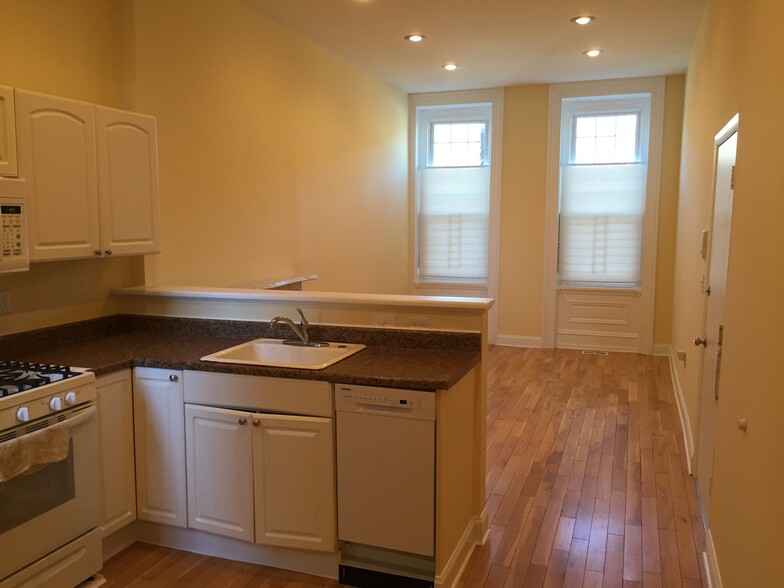 living room from kitchen - 721 Corinthian Ave