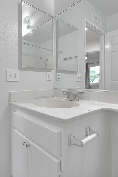 Building Photo - 26222 Fern Glen