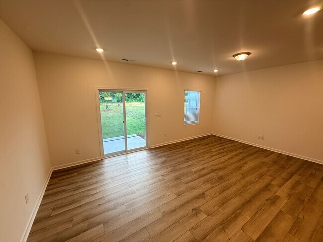 Building Photo - Brand New Townhome in Highland Creek Area!