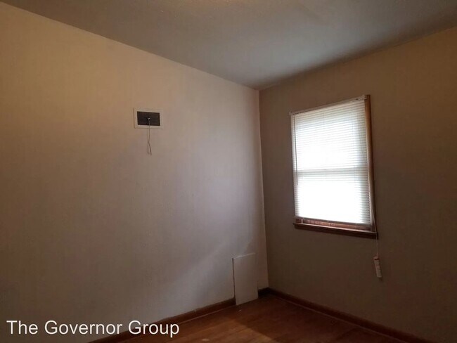 Building Photo - 2 Bedroom/1 Bathroom in Iowa City - East Side