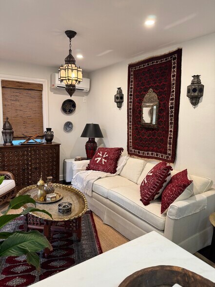Living room - 213 E Lakewood Rd