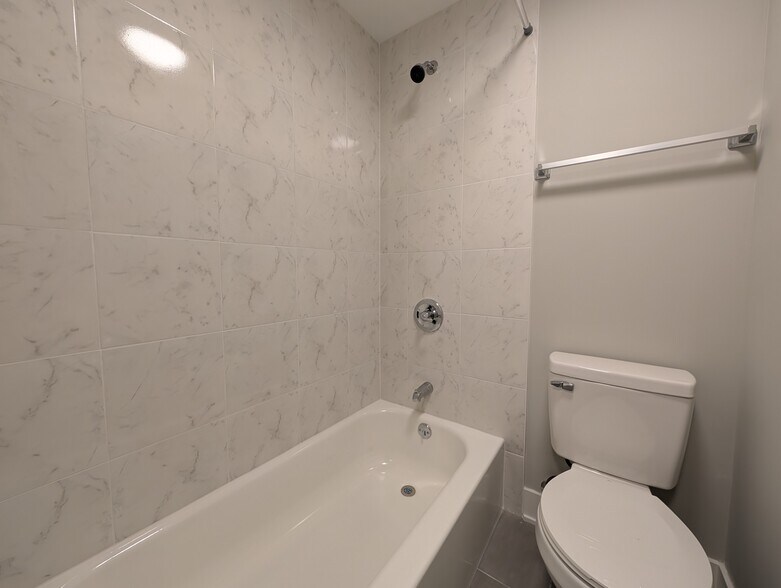 Building Photo - 1214 N La Salle Dr