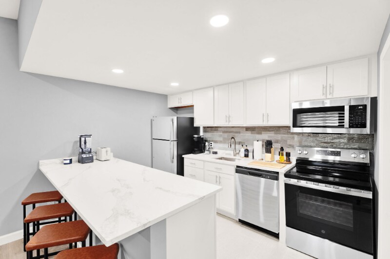 Building Photo - 6 Roanoke Ln