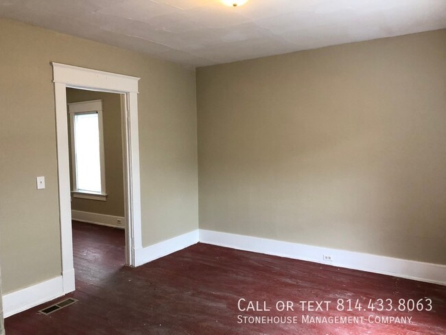 Building Photo - 1st floor clean 2 bedroom available