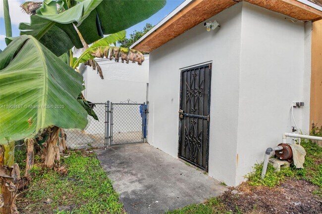 Building Photo - 2464 SW 19th St