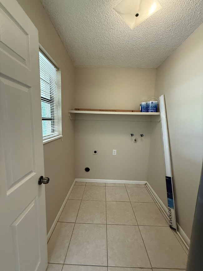 Building Photo - Cozy 2 bedroom duplex with screened patio
