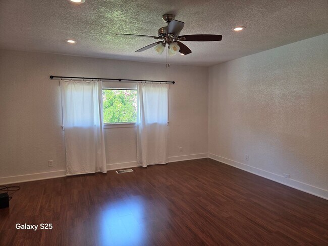 Building Photo - Large Four Bedroom with a Pool in Folsom