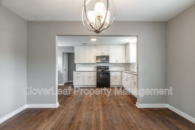 Building Photo - 402 W Wildwood Dr