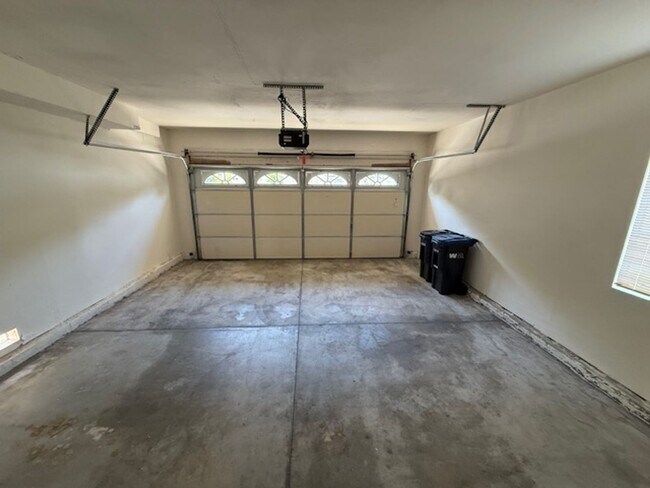 Building Photo - Updated 3 Bedroom Detached Home in Woodbri...