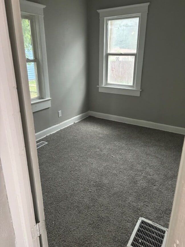 Building Photo - 4 bedroom House On Lasalle St!