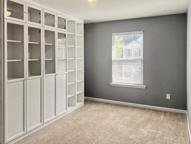 Building Photo - Move-in Ready!