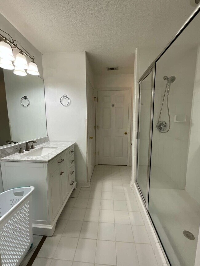 Building Photo - ALL Utilities Included