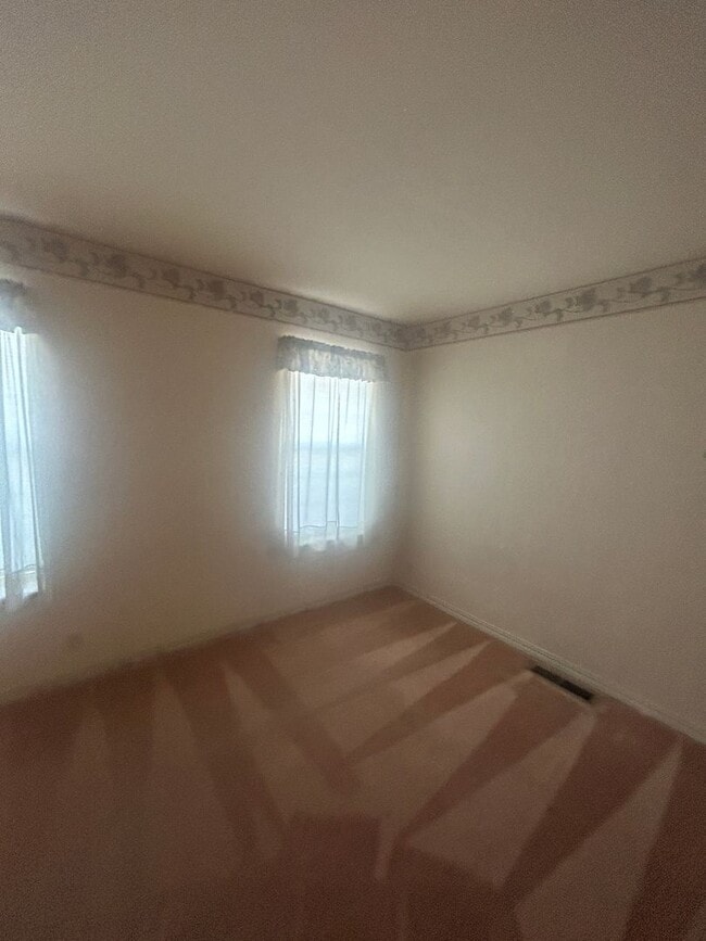 Building Photo - Beautiful Lake Wildwood Home with private back yard.