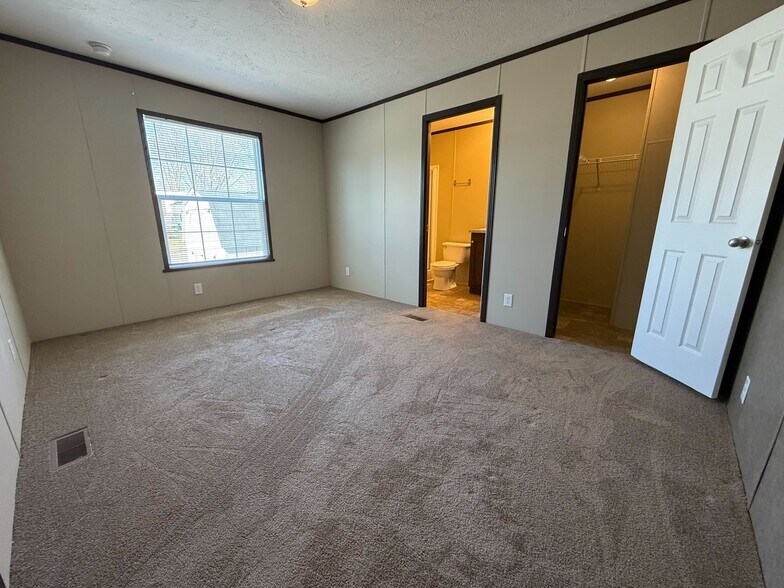 Building Photo - 11975 Creekview Ave