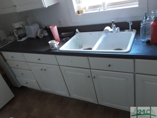 Building Photo - 210 E 40th St