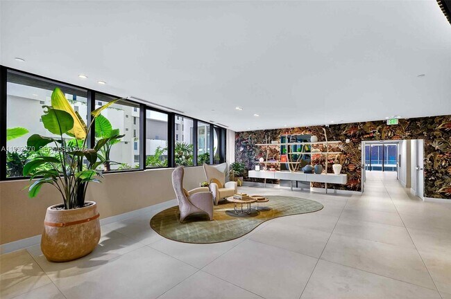 Building Photo - 700 NE 24th St