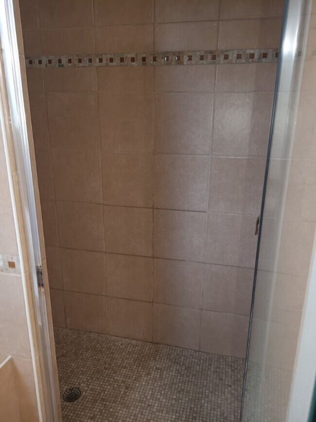 Building Photo - Spacious 4-Bedroom 2 Bathroom Apartment fo...