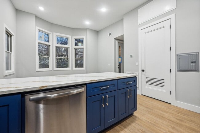 Building Photo - 806 13th St