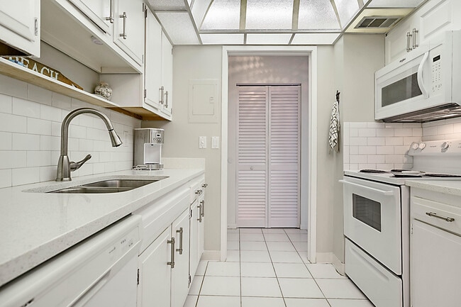 Building Photo - 2121 N Ocean Blvd