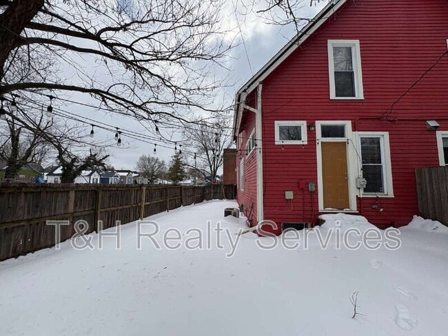 Building Photo - 1820 E 12th St