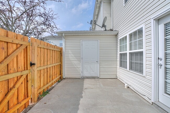 Building Photo - 415 Arapaho Dr