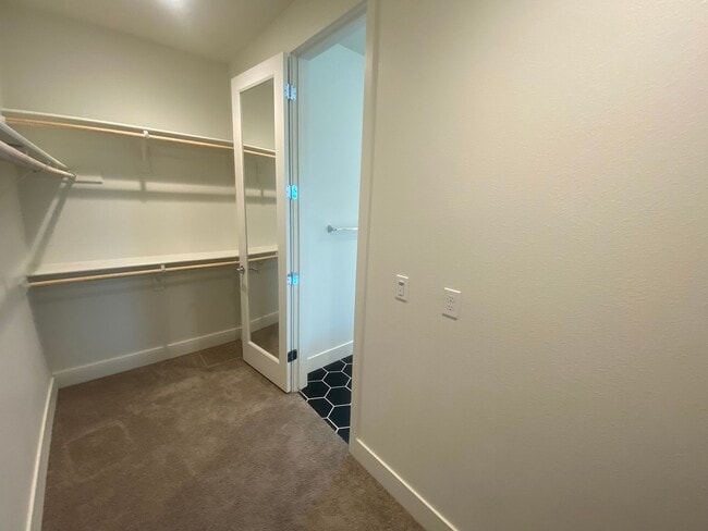 Building Photo - Modern Condo Living in the Heart of Alameda – Prime Location!