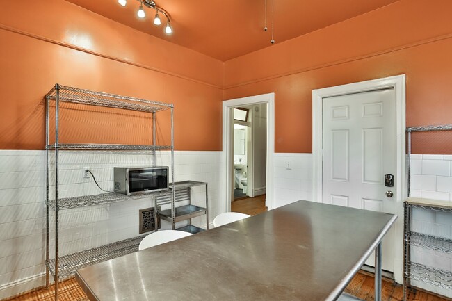 Building Photo - Charming 2-Bedroom Unit Near The Grove!