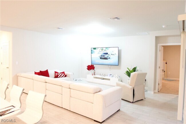 Building Photo - 413 SE 4th St