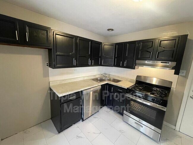 Building Photo - 5 Westdell Dr