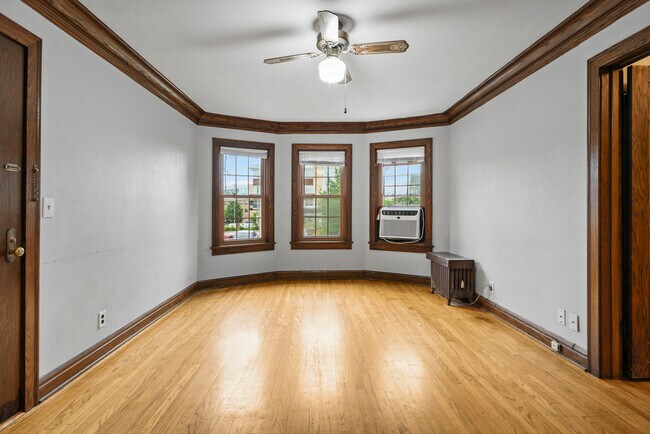 Building Photo - 833 Midland St