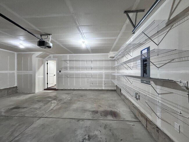 Building Photo - Incredibly Large 4 Bed 2.5 Bath Charmer!