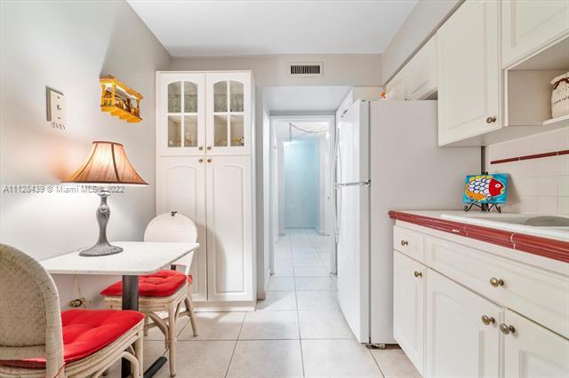 Building Photo - 9225 Collins Ave