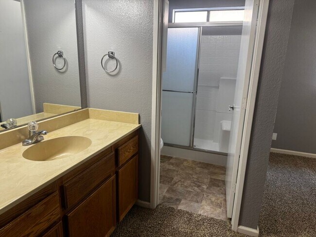 Building Photo - Charming Oakdale Home 3 bedrooms 2 bathrooms