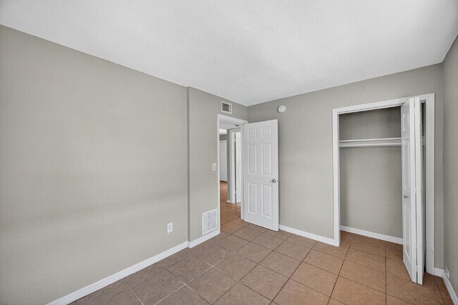 Building Photo - Updated 2 bedroom St. Pete Apartment with Modern Finishes, Private Porch & Utilities Included