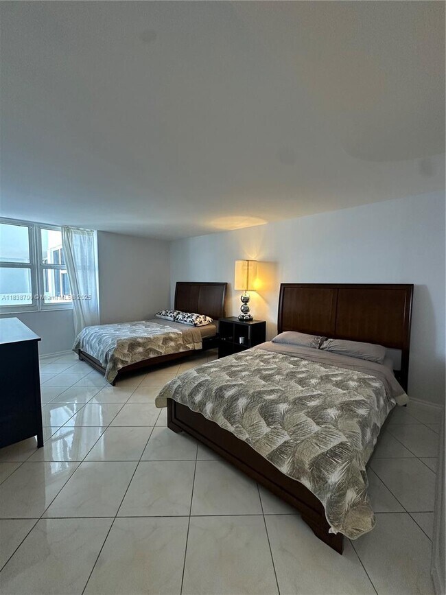 Building Photo - 2030 S Ocean Dr