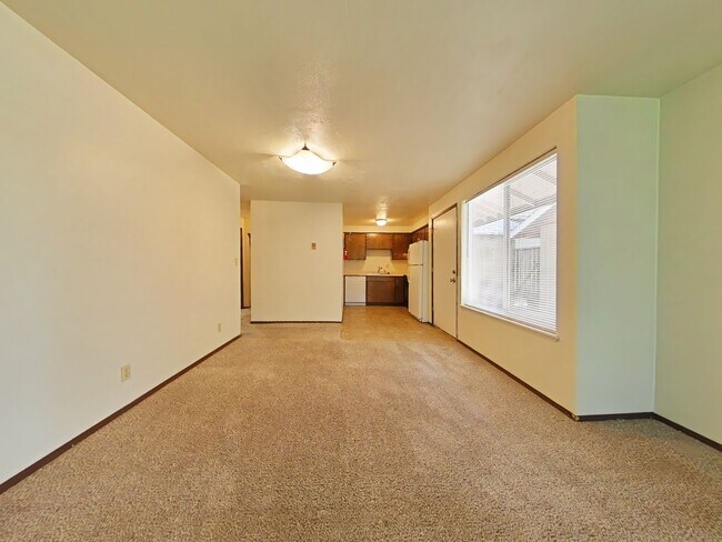 Building Photo - 2 Bedroom Duplex ~ Close to Shops ~ Pet Fr...