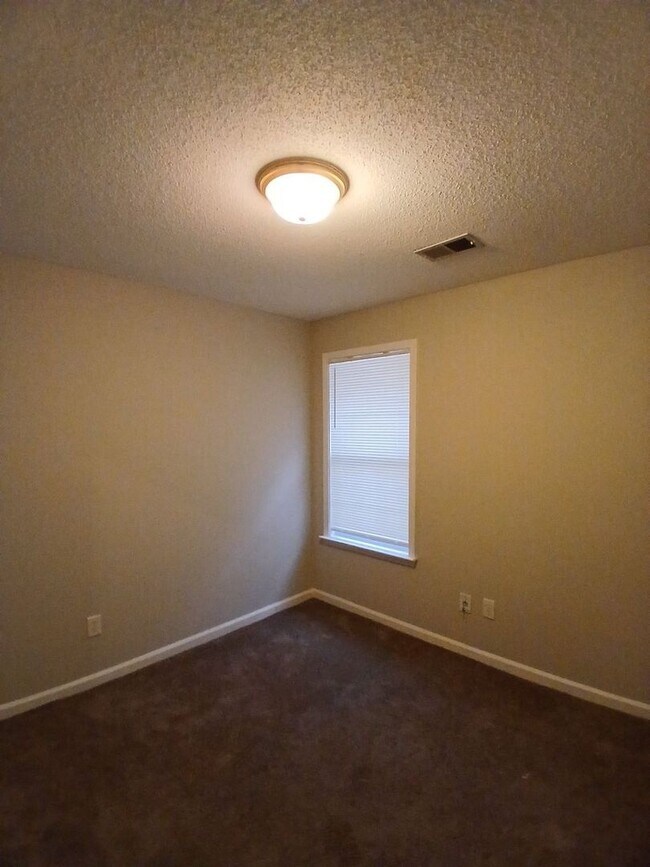 Building Photo - Recently Remolded 3 bed - 2 bath home for Rent