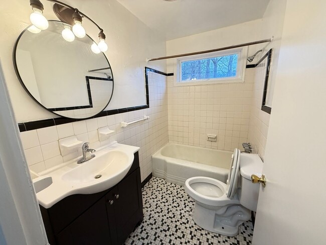 Building Photo - 2825 Amherst Rd