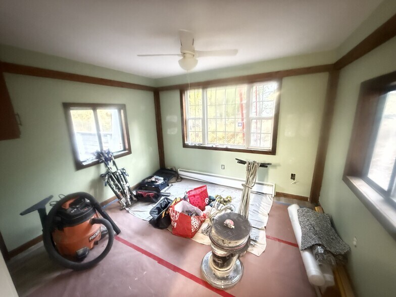 Building Photo - 1049 Alpine Dr