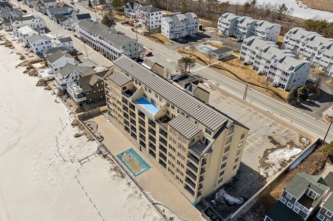 Building Photo - Fully Furnished Oceanfront 2 bed/2 bath